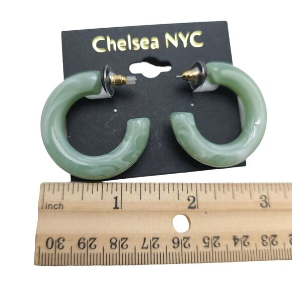 Chelsea NYC Green Acrylic Marbled Hoop Earrings Vintage NOS - Picture 5 of 5